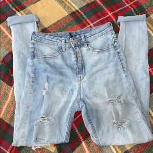 LIGHT WASH DISTRESSED HIGH WAIST JEAN